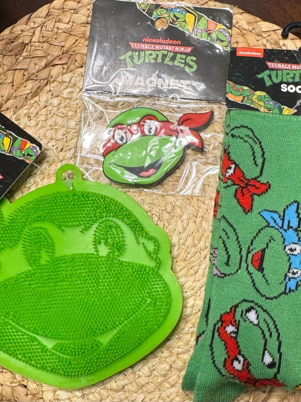 Teenage Mutant Ninja Turtles Green Face Magnet & Sock Set
